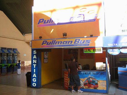 Schalter der Busfirma Pullman Bus mit
                        Reisen nach Bolivien und Santiago de Chile