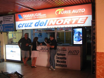 Schalter der Busfirma "Kreuz des
                        Nordens" ("Cruz del Norte"), und
                        eine Auto-Tourismus-Firma "Turis Auto
                        Courrier"