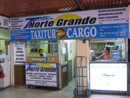 Ventanilla de la agencia Buses Norte Grande
                        y Taxitur y agencia para cargo