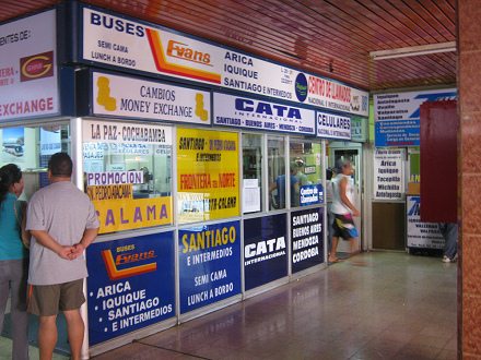 Wechselstube und Schalter der Busfirma
                        "Cata" nach Argentinien
