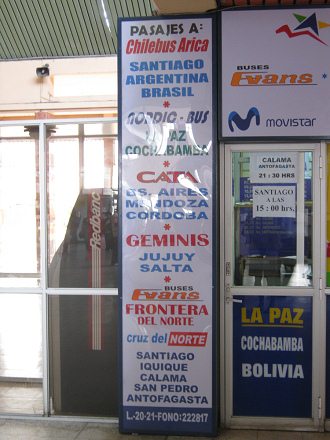 Ventanilla de la agencia Chilebus, placa
                        con los destinos internacionales