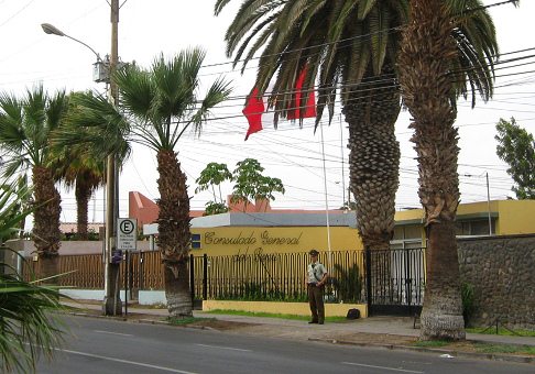 Avenida 18 de Septiembre, el consulado
                        peruano, primer plano