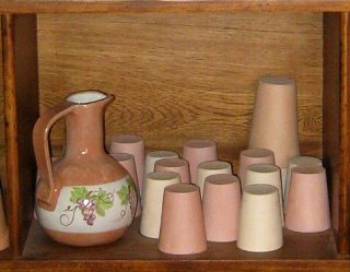 Die Wohnwand der Keramikwerkstatt:
                            Keramik mit Kanne und Keramikbechern
