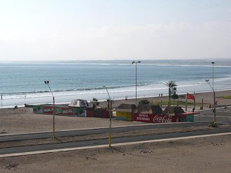 Playa Chinchorro con restaurantes
                          cerrados