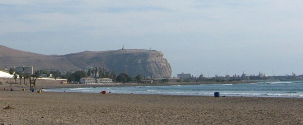 La playa Chinchorro con el cerro Morro,
                            primer plano
