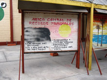 Bild mit der Angabe von Rekorden von
                          Arica: "Arica, die Hauptstadt der
                          Weltrekorde" (02)