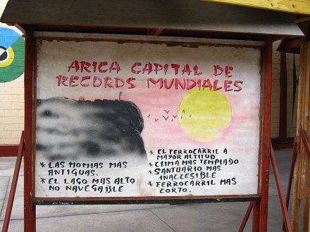 Cuadro indicando rcords de Arica:
                          "Arica capital de rcords mundiales"
                          (02) con cerro Morro, primer plano