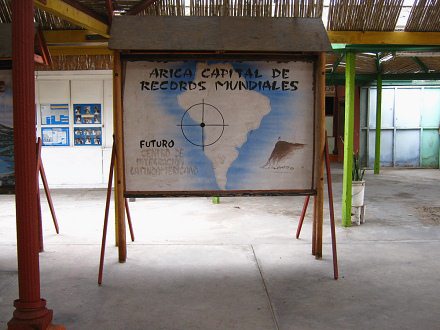 Bild mit dem Schriftzug "Arica,
                          Hauptstadt der Weltrekorde" (05) mit
                          einer Karte von Sd-"Amerika" mit
                          Arica im Fadenkreuz und dem Morroberg