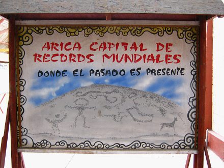 Cuadro indicando rcords de Arica:
                          "Arica capital de rcords mundiales"
                          (07) con los geoglifos del cerro Sagrado:
                          "donde el pasado es presente",
                          primer plano
