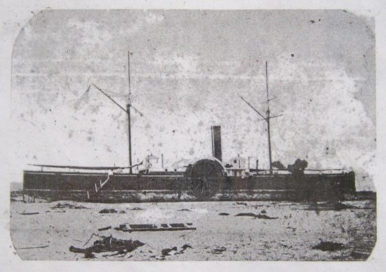 Artculo 14: Foto con el barco Wateree
                            en el desierto