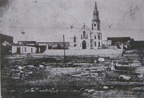 Artculo 23, foto de la iglesia San
                            Marcos de Arica despus del maremoto del 9
                            de mayo de 1877