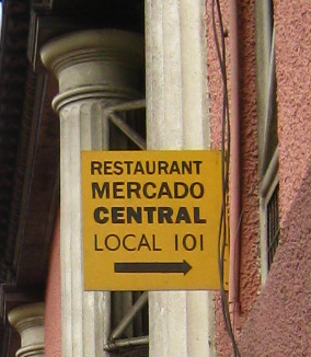 La placa del ex mercado central,
                        primer plano