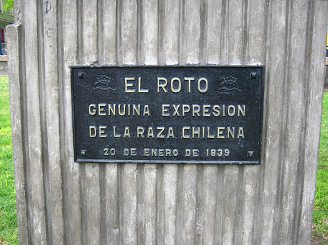 Das Denkmal auf dem Arbeiterplatz:
                          <Der kaputte Mensch ("fix und
                          fertig"). Das ist der Ausdruck des Wesens
                          der chilenischen Rasse. 20. Januar 1839.>