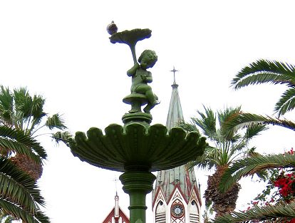 Kolumbusplatz, die kleine Kinderstatue auf
                        dem Brunnen, und da ist eine Taube oben drauf