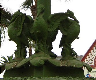 Kolumbusplatz, die Vogelfiguren am Brunnen,
                        Nahaufnahme