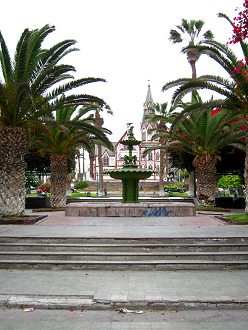 Plaza Coln, vista con escaleras (otra
                          vez sin rampas), fontana y la iglesia San
                          Marcos