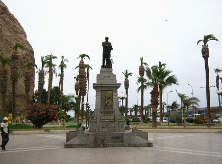 Plaza Mackenna, monumento con
                                  cerro Morro 02