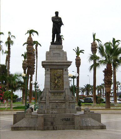 Plaza Mackenna, monumento con
                                  cerro Morro 02, primer plano