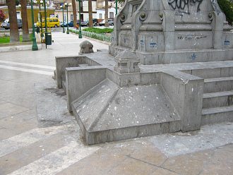 Plaza Mackenna, el monumento con
                                  caca