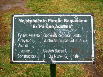 Plaza Baquedano, la placa de
                                  mejoramiento, primer plano en 2005