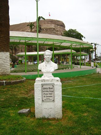 Baquedanoplatz,
                                Gabriela-Mistral-Denkmal