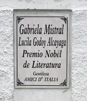 Plaza Baquedano, monumento de
                                  Gabriela Mistral, la placa con el
                                  texto