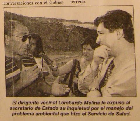 La Estrella de Arica, 27 de marzo
                              1998, pgina A5: ministro Alex Figueroa
                              con el representante de los afectados
                              Molina