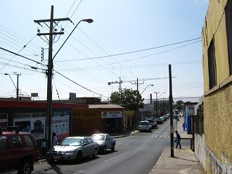 Encalada-Strasse, und an der Ecke ist eine
                Grill-Bude