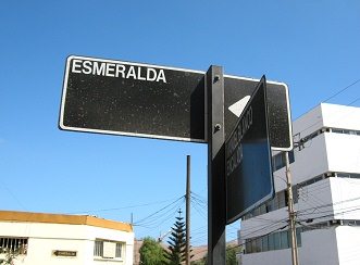 Die Kreuzung Encalada-Strasse mit
                                der Esmeralda-Strasse, Strassenschilder