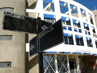 Der Sitz
                      der Kriminalpolizei von Arica mit den
                      Strassenschildern Angamos-Strasse und
                      Esmeralda-Strasse