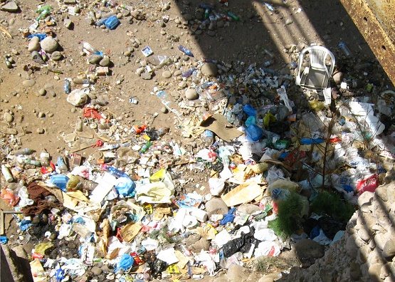 Der San-Jos-Fluss von Arica, das Flussbett
                        mit Mll, Nahaufnahme mit Plastikflaschen,
                        Plastikscken und einem Plastikstuhl