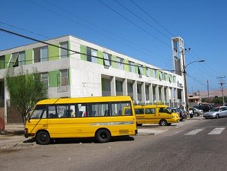 Santa-Maria-Allee, die "San
                          Marcos"-Schule mit gelben Schulbussen