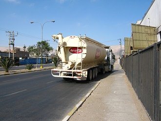 Rocca-Allee, 40-Tonnen-Lastwagen der Firma
                        Arizta
