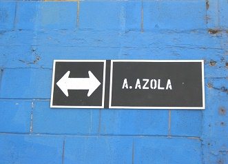 Azola-Allee, Strassenschild