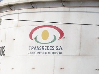 Silo mit dem Logo der Firma
                                "Transredes S.A." (Verwalterin
                                der YPFB en Chile)