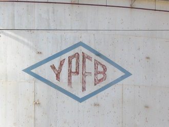Silo mit dem Logo der Firma
                                "YPFB"