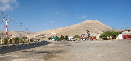 Die Rocca-Allee mit einer grossen Kurve
                          vor dem Kreisverkehr mit den Abzweigen nach
                          Bolivien und Peru, und der Wstenberg beim
                          Kartoffelberg - Panoramafoto