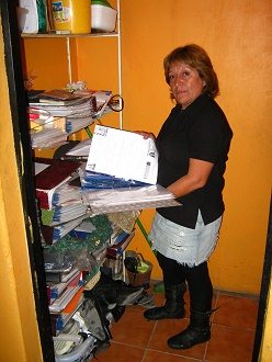 Die Beauftragte Patricia Loayza
                        Gonzales zeigt Dokumente