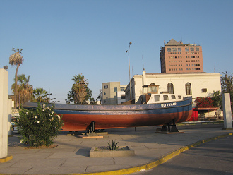 Avenida Lira, el barco
                                    lateralmente con la torre
                                    Empressional al fondo