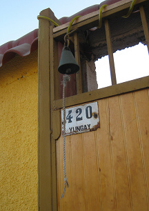 Diese kleine Glocke am
                                    Hoteleingang mutete romantisch an.
                                    Die funktioniert auch ohne Strom.
                                    Die Hausnummer: Yungaystrasse 420.