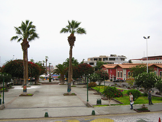 Der Kolumbusplatz in Arica mit
                                    Hochnebel