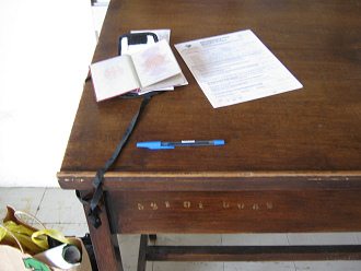 Hier war ich nun mit meinem Pass und
                              mit meinen Formularen am Tisch