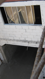 Hostal Villarica, ein Spinner-Nachbar mit
                        rassistischer Schrott-Diskotheken- Musik (Grupo
                        5) aus Peru