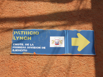 Ein Strassenschild "Patricio
                      Lynch"