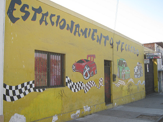 Calle Lynch, un estacionamiento para
                            autos
