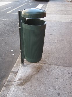 Calle Lynch, basurero con techo