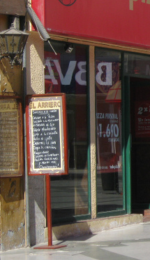 Fussgängerzone 21. Mai, Aushang mit dem
Angebot des Restaurants neben der Pizzeria Fussgängerzone 21. Mai, Aushang mit dem Angebot
des Restaurants neben der Pizzeria