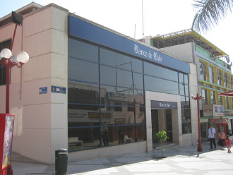 Kreuzung der
Passage 21. Mai mit der Sangra-Passage (pasaje
Sangra), die Chile-Bank ("Banco de
Chile") Kreuzung der Passage 21. Mai mit der
Sangra-Passage (pasaje Sangra), die Chile-Bank
("Banco de Chile")