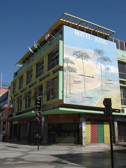 Kreuzung der Fussgängerzone 21. Mai mit der
Kolumbusstrasse, das Hotel König ("King") Kreuzung der Fussgängerzone 21. Mai mit der
Kolumbusstrasse, das Hotel König ("King")