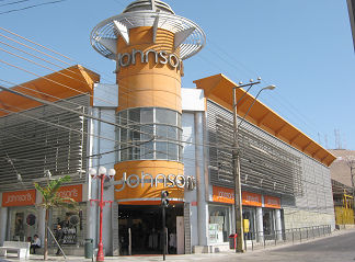 Cruce calle Lynch con el pasaje peatonal 21
                        de Mayo, centro comercial Johnson